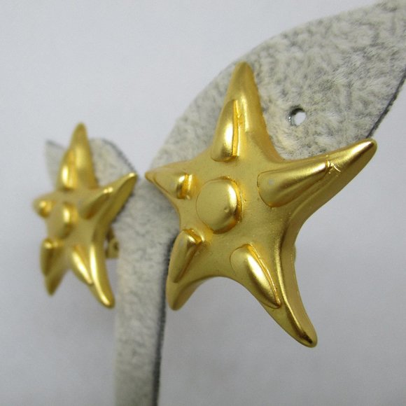 Starfish Matt Finish Gold Tone Clip On Earrings - Picture 6 of 8